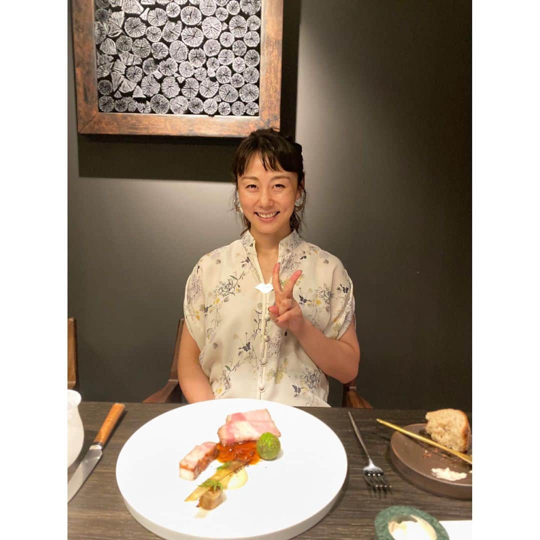 新井麻希さんのインスタグラム写真 - (新井麻希Instagram)「* 大好きなナレーターの小坂由里子さんのいいいいいい顔😍！ * 5月のお誕生日を祝って頂きました😭連れていって頂いたのは、どのお料理も見た目は可愛らしく楽しく、そして味が繊細で深みのあるとても美味しいL'EAU。チョイスがとっても小坂さんらしく、愛おしかった！ * 小坂さんを前にすると、私の邪悪な心も洗い流されてしまうのです💐この日は下ネタも言いませんでした☺️ * 小坂さん、本当にいつもありがとうございます😊☺️✨超超超イケてるプレゼントも頂きました🎁そちらもまた載せますね✨ * 幸せな1日。 お仕事も頑張ります😊 * #leau #ロー外苑前 * 葉水樹 鮎 大葉 鰻 菊芋 金目鯛 青海苔 TOKYO X 茄子　実山椒 グリオットチェリー 苔　緑　落花生 * 🤤😋🤤😋🤤😋🤤🤤🤤🤤」8月12日 21時18分 - makiarai58
