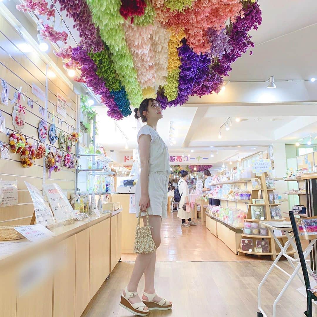 小林恵月さんのインスタグラム写真 - (小林恵月Instagram)「・ 本日2度目の投稿〜✌️ 夏コーデ💜🤍💜🤍💜 この日はオールホワイトコーデ！ たくさんのお花に包まれたよ💐 (写真の時のみマスク外しています) ・ #えづくろーぜっと #オールホワイトコーデ  #ホワイトコーデ  #私服 #ootd #夏休み #小林恵月 #オスカープロモーション #oscarpromotion #model #japan」8月12日 21時18分 - ezuki_kobayashi