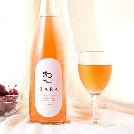 KURAND@日本酒飲み放題さんのインスタグラム写真 - (KURAND@日本酒飲み放題Instagram)「花束のように贈る 薔薇の花のお酒です。  BARA (バラ)🌹 [ 天領誉酒造 / 長野県 ]  薔薇の花を漬け込んで引き出した、上品で優雅な香りと美しい天然のピンク色。  薔薇の名所の酒蔵がつくる “花束のように贈る”  フルーティーなお酒です。  薔薇の色・香り・味をお楽しみください。 自分へのご褒美やギフトにも最適です。  素敵なお酒との出会いが次々に。  🍶 お酒の詳細や購入は、 ﻿ プロフィールページのリンクから！  　⬇  @kurand_info﻿  #KURAND #クラフト #リキュール  #お酒 #BARA #薔薇 #薔薇の花 #アロマ  #プレミアム #お酒ギフト」8月12日 21時18分 - kurand_info