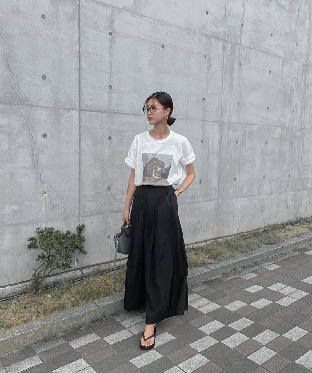 影山可蓮のインスタグラム：「・ ・ #outfit 🤍 ・ ・ ちょっとまえの私服🌿 シャカシャカのボリューミーなスカートにミラノのフォトデザインTのツボな組み合わせ💭 ・ ・ 🏷 TEE/SKIRT @akte_official  BAG @charleskeith_jp  SHOES @havaianasjapan  ・ ・ #outfit #ootd  #minimalstyle #minimalfashion  #classicstyle #simpleoutfit #everydaylook  #コーデ #コーディネート #今日のコーデ #私服  #karen_k_outfit」