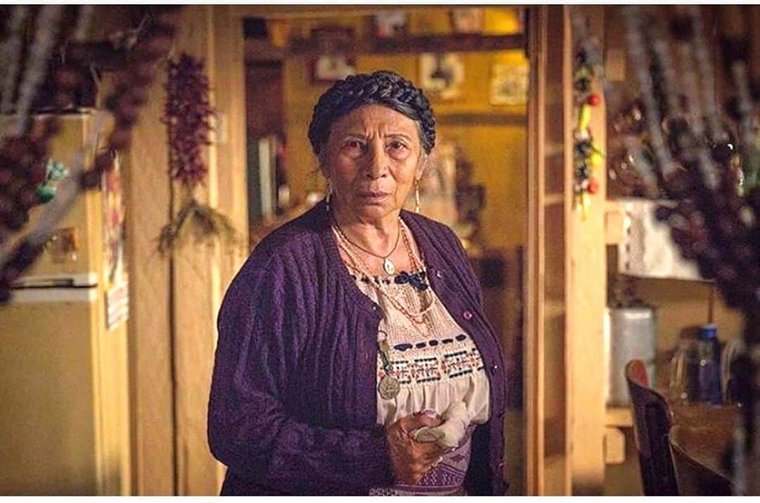 Ana Brenda Contrerasのインスタグラム：「Con profundo dolor despierto con la noticia del fallecimiento de mi querída  maestra Monica Miguel . Los que hemos trabajado con ella sabemos lo mucho que las novelas mexicanas le deben a esta gran directora, maestra, actriz y cantante. Personalmente le debo tantísimo en escena y por fuera , mucho de lo que sé cuando se tiene que trabajar en medio de tanta inmediatez es gracias a ella. Siempre al pendiente exigiéndome aun estuviera en otros proyectos. Siempre animándome cuando al inicio no me quedaba los personajes principales y me daban otro de reparto siempre me decía que era una oportunidad para crear un personaje entrañable . Exigía un proceso , un animal a cada personaje y una frase. Pedía siempre armonía en una industria que nos pedía trabajar a marchas forzadas y eso se lo deberemos siempre. Estoy segurísima que está disfrutando de este su nuevo viaje. La imagino declamando maestra orgullosa siempre de su querido Nayarit ... la voy a extrañar mucho 💜 Brava eterna Monica Miguel 🙏🏼👏🏼」