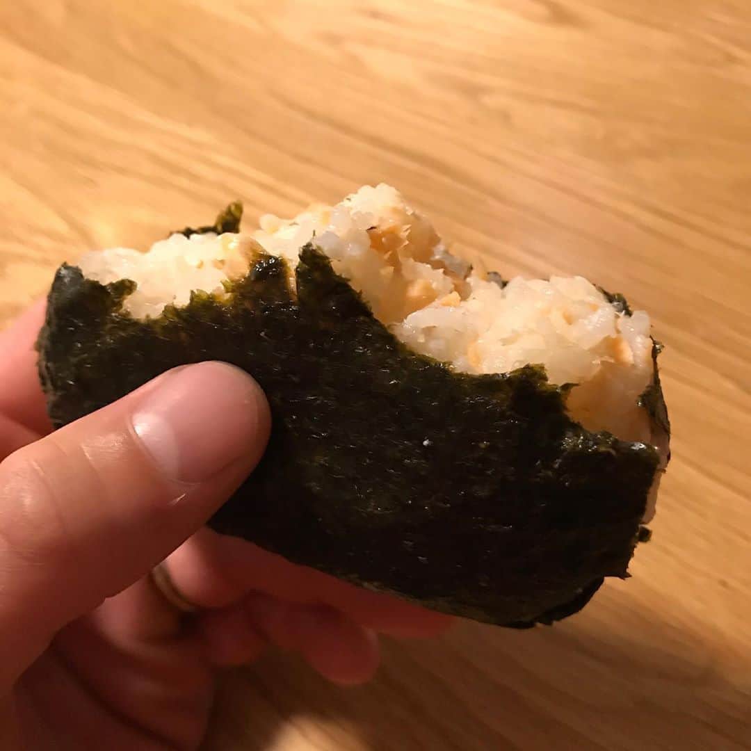 長崎峻侑さんのインスタグラム写真 - (長崎峻侑Instagram)「妻が作ってくれた明日のおにぎり。ちなみに、鮭おにぎり。今完食しました。うますぎて前夜には食べちゃう😎 明日の朝は飯抜きです。食べた分動きます。 #おにぎり　#夜食　#海苔の香り」8月12日 21時29分 - shunsukenagasaki