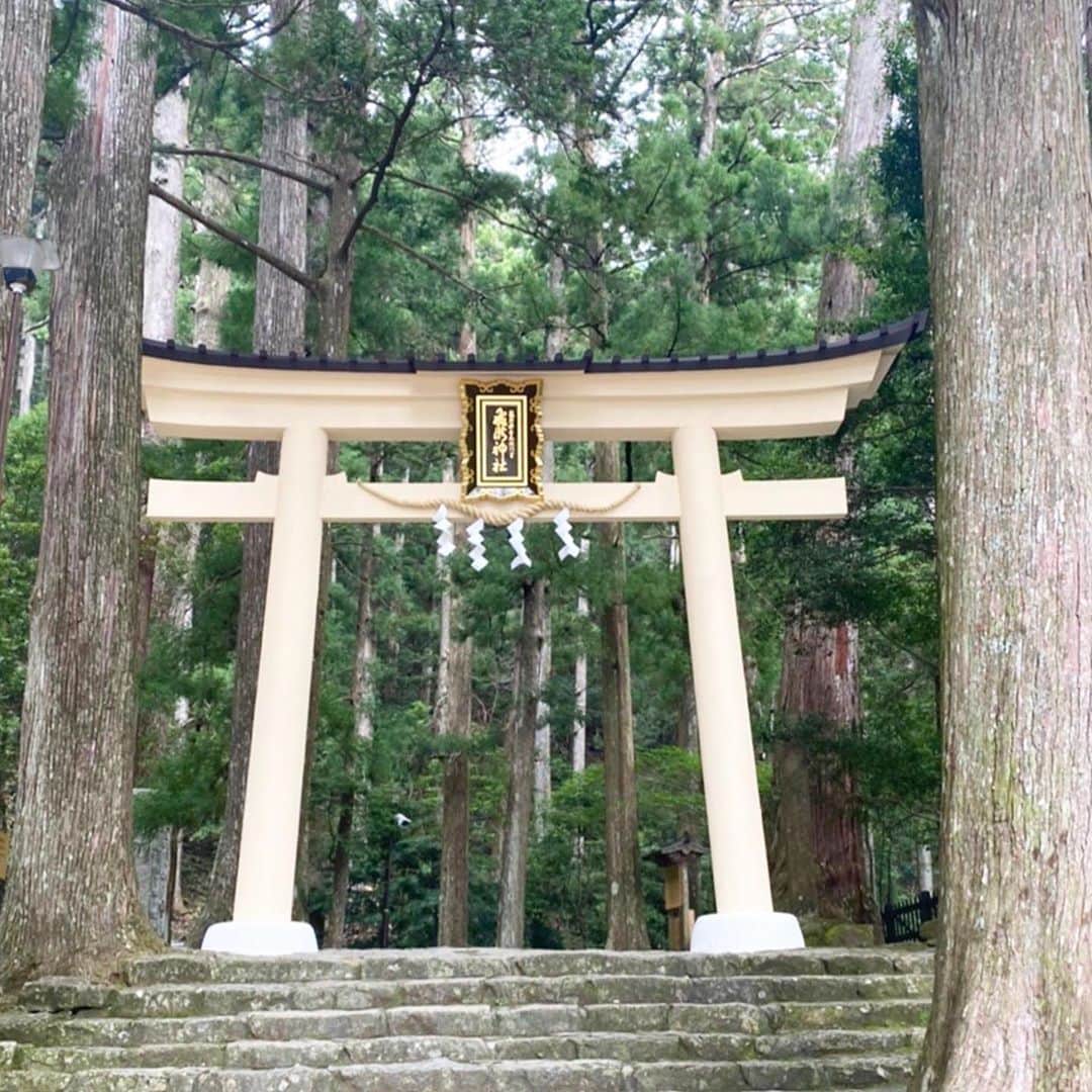 福長優のインスタグラム：「⛰⛰⛰ 世界遺産の #那智の滝   マイナスイオンが凄いっ！！ パワースポットでこんなに感動したのは はじめて！！  階段はお尻が割れちゃうかと思ったけど 頑張って登ってよかったー。  癒し効果抜群でした🌳🌿🍃  #なつやすみ あーほんと、よかったな。」