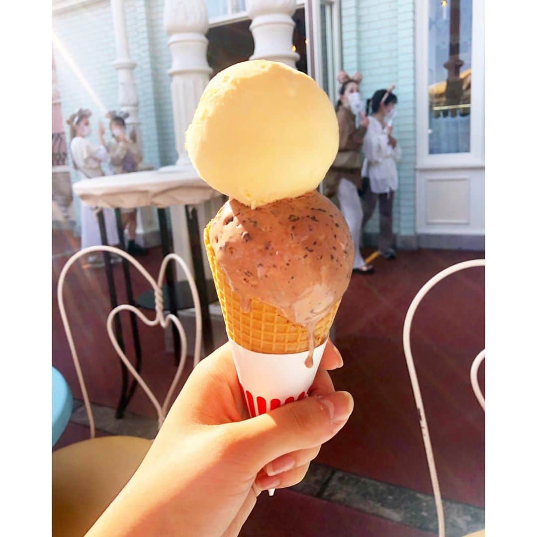 西尾春香のインスタグラム：「ディズニーで食べたアイスクリーム🍨 美味しかった🤤💓 今年の夏はいろんなアイス食べ巡りしたいな☺️🍨💙 . #disney #icecream」