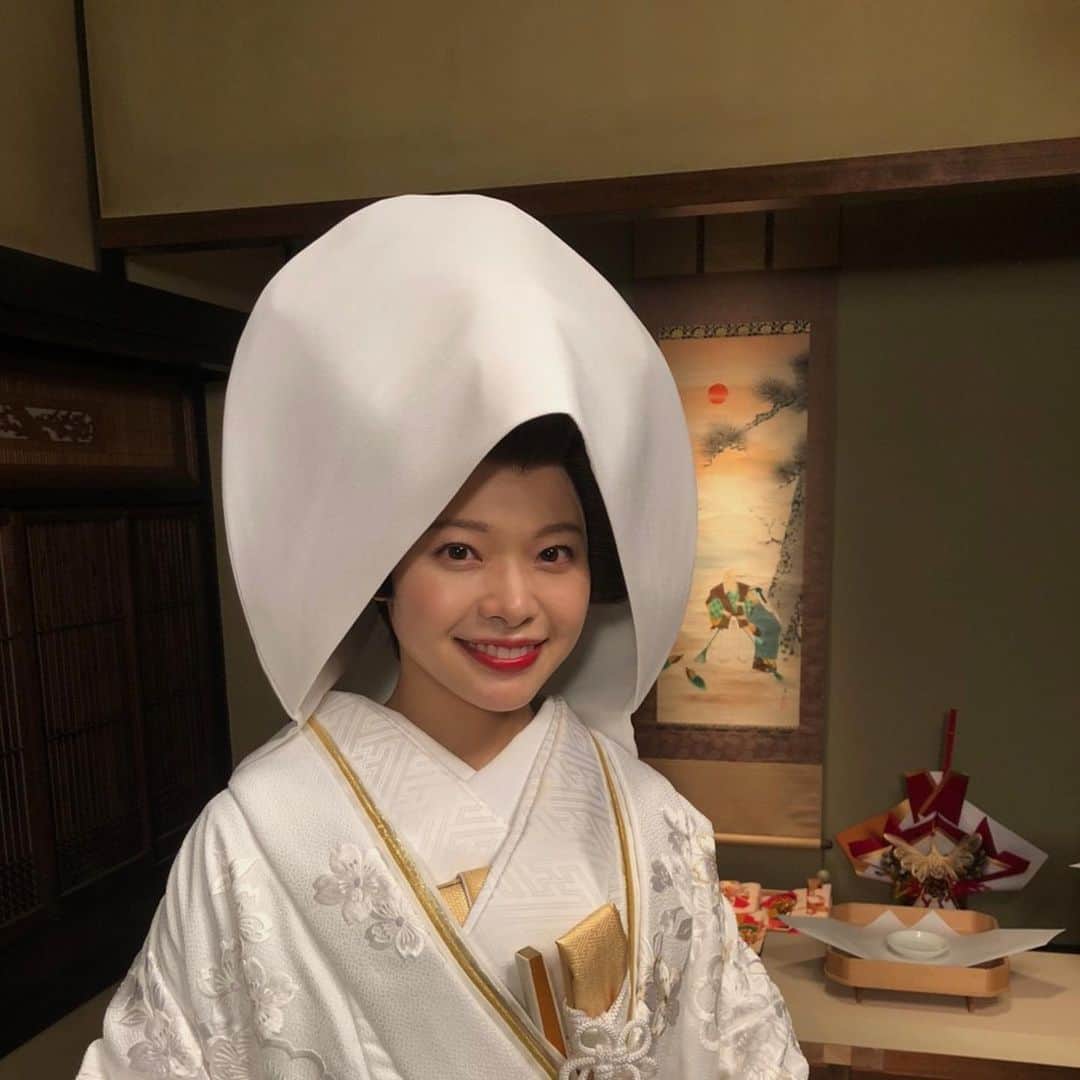 岸井ゆきののインスタグラム：「『私たちはどうかしている』 日本テレビでこのあと夜10時から始まります！📺 わたしも出演しております。 はじめて白無垢を着ました👘👘👘重い！！花嫁って大変だ。 でももっと大変なことが今夜起こるので、ぜひ、誰がどんな風にどうかしているのか、テレビで確認してみてくださいね みんなどうかしているのかもね?  #私たちはどうかしている #わたどう」