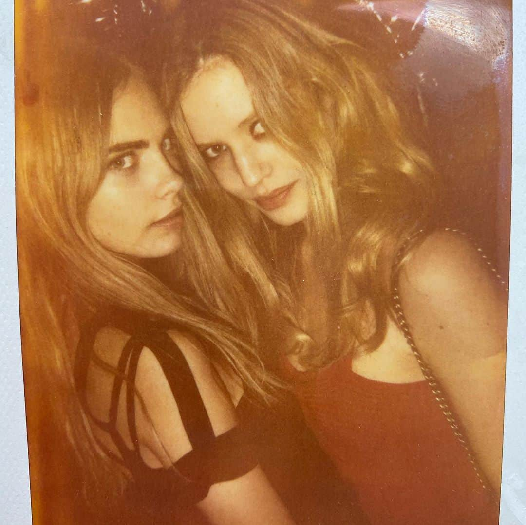 ジョージア・メイ・ジャガーさんのインスタグラム写真 - (ジョージア・メイ・ジャガーInstagram)「Happy Birthday!!!!! @caradelevingne I love you so much. Can’t wait to be old dog obsessed ladies sitting on the porch with towels on our heads chatting away lol🧚🏼‍♀️🎈🎁🎆🦁 XXXXXXXXXXXXXXXXXX」8月12日 21時22分 - georgiamayjagger