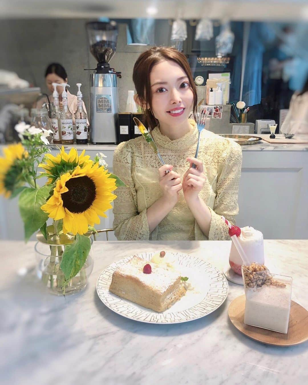 松田唯花さんのインスタグラム写真 - (松田唯花Instagram)「美容友達のみーちょんと、『サロンド ルイ ジュエリーカフェ』💎 代官山駅から徒歩10分くらいのところにあります✨  代官山はよく行くけど、こんなに素敵なカフェがあるなんて知らなかった〜！　 みーちょん教えてくれてありがとう😚💕  カフェは2階建てで、1階がカフェ、2階ではジュエリーを販売しているちょっと変わったお店☕️ 14時くらいに行ったら店内は99％女の子で（1％はカップルの男性👫）、15分くらい並んで入れました！　 入った瞬間からとにかく華やか！💐　  店内はベルサイユ宮殿をイメージしているそうで、天井にはふわふわした可愛いインテリア💗 白をベースに、大理石、ゴールド、お花が飾られた店内にいるだけでキュンキュンしちゃいます😍 可愛すぎて写真いっぱい撮ったし、みーちょんともいっぱい写真を撮りあっちゃった📷 おかげでカメラロールには可愛いみーちょんがいっぱいよ〜😘👏  メニューはしょっぱい系から甘い系までたくさんあって、私たちはランチ後だったからデザートをチョイス💖 ドリンクは、いちごラテ、ジョリボンラテ🍹 アールグレイフレンチトーストは厚みがあって大きいからシェアがおすすめっ🍰  360度どこを見ても可愛い空間でカフェタイムを楽しめます😍👍  #ゆいログ * #サロンドルイジュエリーカフェ #代官山カフェ #女子会 #アフタヌーンティー #salondelouisjewerlycafe #cafe #daikanyamacafe #afternoontea」8月12日 21時23分 - yuika_matsuda.official