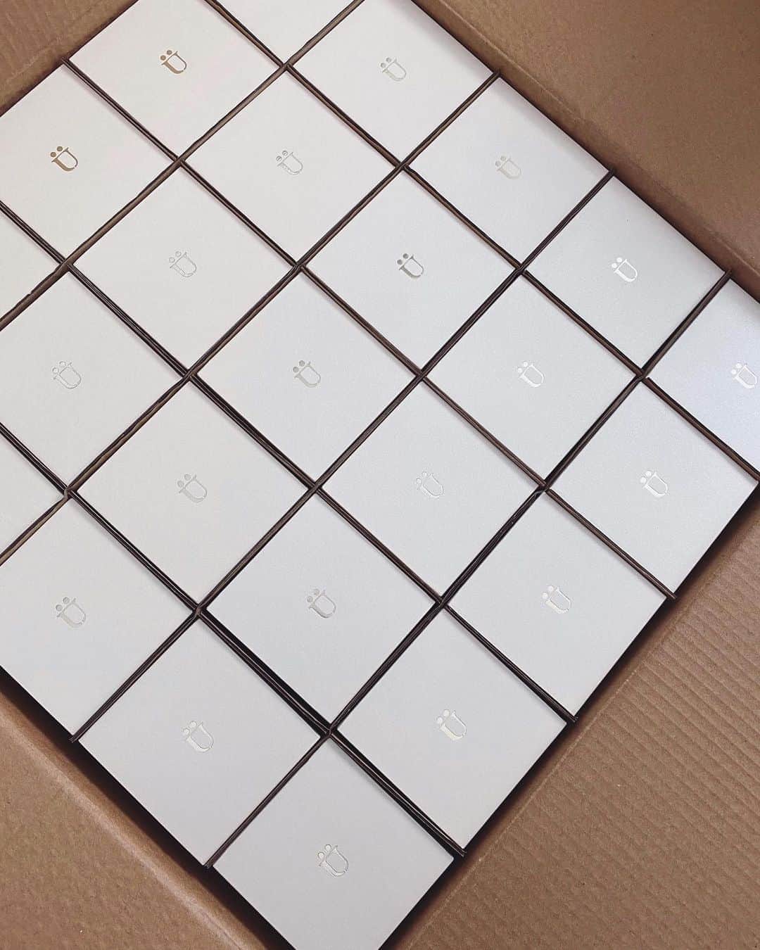 のインスタグラム：「発注していた新しいジュエリーボックス🥺♡﻿ 悩みに悩んで考えたボックス、可愛く仕上がりました。﻿ ﻿ ﻿ 今回はパカッと開くタイプ。﻿ 光沢のあるボックスにゴールドのロゴを箔押ししています。﻿ ゴールドの色味もすごくこだわっていて、シルバーよりのゴールドにすることによって洗練されたイメージに✨﻿ ﻿ ﻿ 今のボックスがなくなり次第こちらのボックスでお届けします😌👏🏻﻿ ﻿ ﻿ #jewelry_ume#ÜME#ユーミー#ジュエリーボックス」