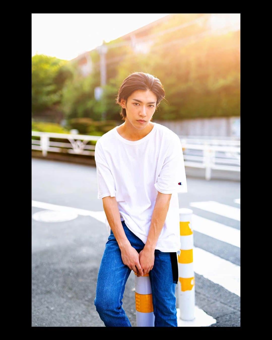 伊藤澄也のインスタグラム：「. 今日は朝から仕事でとても素敵なロケーションで撮影してきました。 完成が楽しみだなー . この前撮影した写真。夏だね。 #ロケ撮影#撮影風景#ポートレート#夏感#暑いね#写真#カメラ#前髪アップ#髪型メンズ」