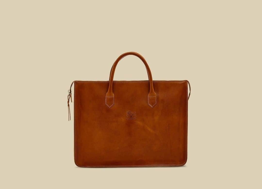イルビゾンテのインスタグラム：「Classic design meets modern utility. ☆ #ilbisonte #leatherbag #madeintuscany #menfashion」