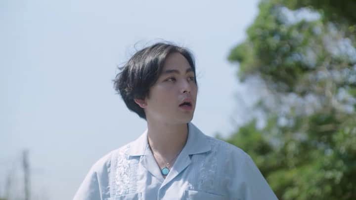 BANRI KOBAYASHIのインスタグラム：「in-d @ind_otg の新作から"weekday"のMVを監督させていただきました。  湘南でロケハンしながら、こんな静かな海になることは今後ないんだろうなと思いつつ作っていった作品です。 皆さんそれぞれの日々を過ごす中で、あの夏に思いを馳せながら見ていただいたら嬉しいです。  撮影監督はいのけい ( @inotality ) 、制作でCho On-g ( @cho_ongo ) さんに入っていただきました。 @summit_info の皆さんもいつもありがとうございます！  —- in-d - weekday(Official Music Video) Produced by Rascal from EP “input”  Director, Editor: Banri Kobayashi（Diaspora skateboards） Director of Photography: Keisuke Inoue Camera Assistant: Takashi Ishii / Genta Tsukamoto Production Assistant: Cho Ongo（Diaspora skateboards）」