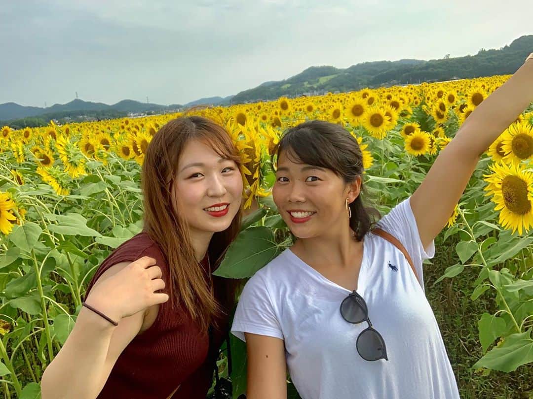のインスタグラム：「🌻 #アーカイブ - この日から1年後 お互いにこんな未来になってるとは思ってなかったけど、「自分で選択すること」と「自分らしくいること」は辞めずに続けてるね〜岡💁🏻‍♀️」
