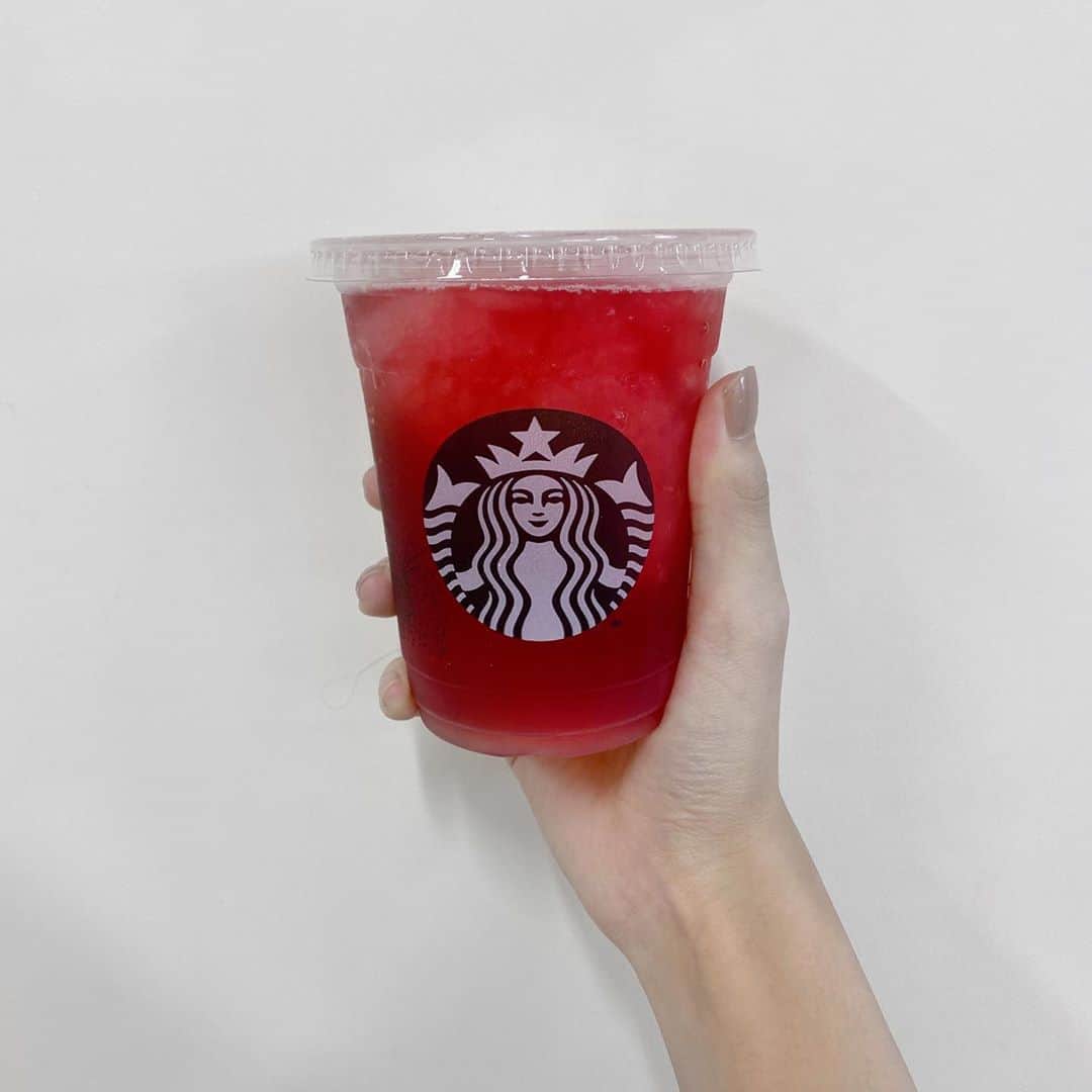 野島樺乃のインスタグラム：「熟 . . . . . . #スタバカスタム #スタバ #スタバカスタマイズ  コールドブリューコーヒーフローズンレモネードの コーヒーを パッションティーに...🍋」