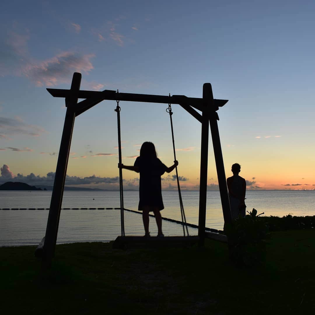 のインスタグラム：「夕陽✖️ブランコ  今日の夕陽✨ とっても綺麗でした✨  #石垣島 #石垣シーサイド #夕陽 #ブランコ  #光と影  #okinawa #yaeyama #ishigakiisland #sunset」