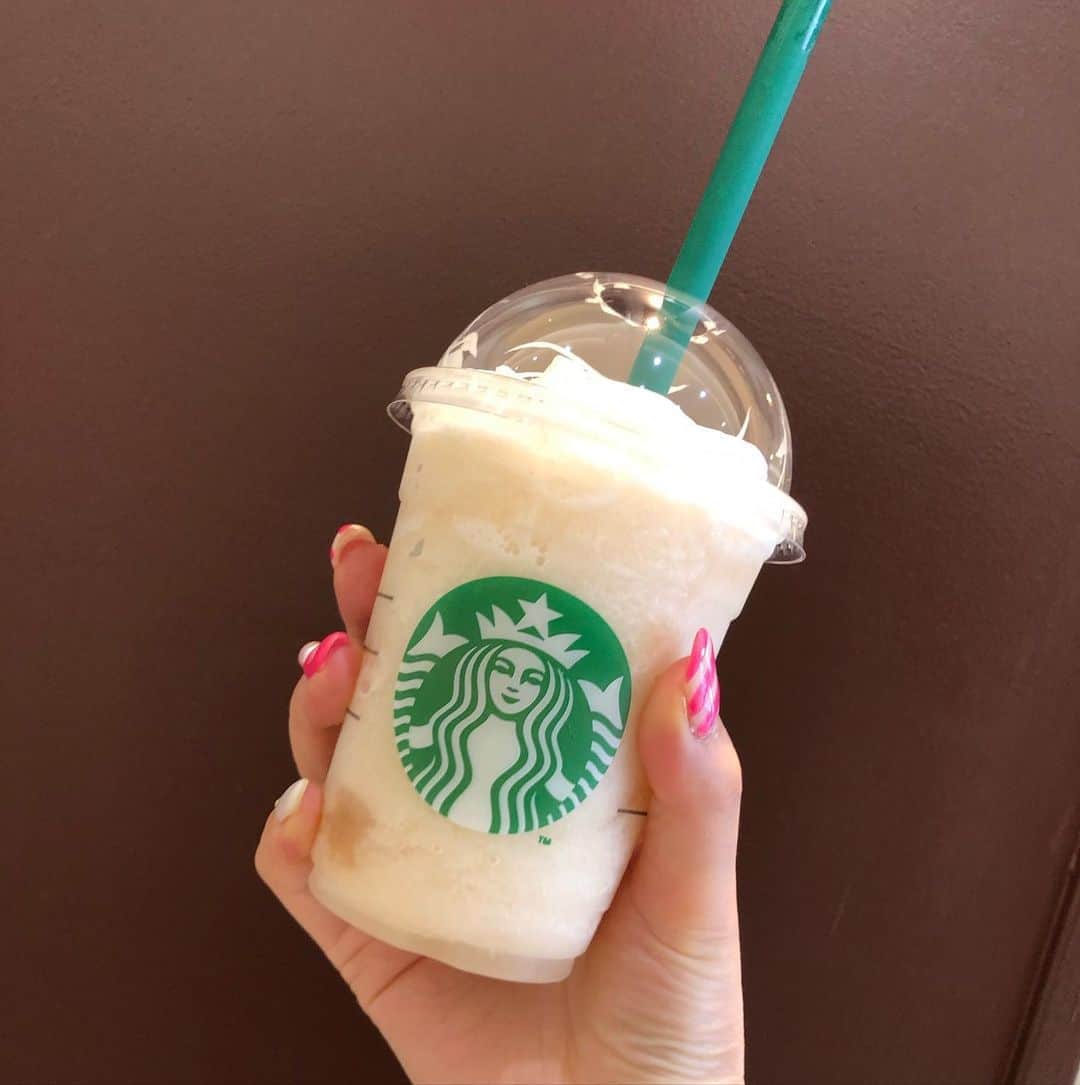 中野みやびのインスタグラム：「ままが飲んだらしい  #ピーチフラペチーノ #ピーチ #peach #桃 #フラペチーノ #frappuccino #drink #飲み物 #スタバ #スターバックス #starbucks #straw #ストロー #green #wawawa #みやび」