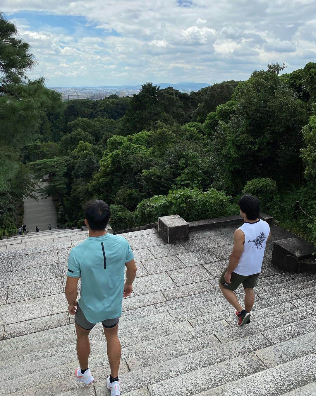 大野将平さんのインスタグラム写真 - (大野将平Instagram)「暑いですね🔥 こまめに水分補給しましょう！ 誕生日おめでとうのMJと二人していい脚してる🦵 #参拝」8月12日 21時39分 - ono0203