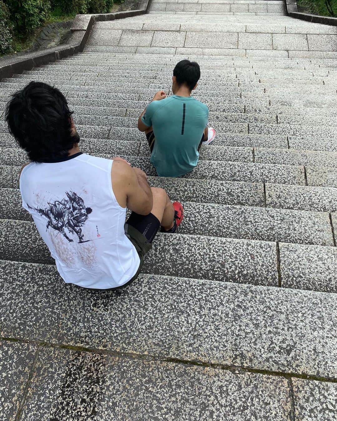 大野将平さんのインスタグラム写真 - (大野将平Instagram)「暑いですね🔥 こまめに水分補給しましょう！ 誕生日おめでとうのMJと二人していい脚してる🦵 #参拝」8月12日 21時39分 - ono0203