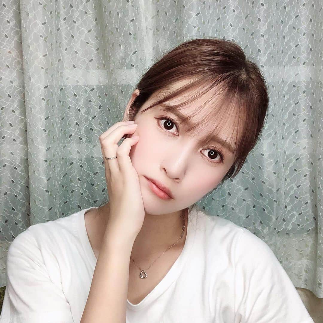 のインスタグラム：「20代後半の裸眼メイク👀❤️ ほぼプチプラコスメ✨ 🌻#CLIO プロアイシャドウパレット . 🌻#Dior ディオールショウモノ . 🌻#CANMAKE メルティールミナスルージュ04  . #20代　#面長 #メイク #プチプラコスメ #アラサーメイク #ハーフ顔 #韓国メイク #韓国コスメ #アイシャドウ #毎日メイク #裸眼メイク #大人メイク　#kpop」