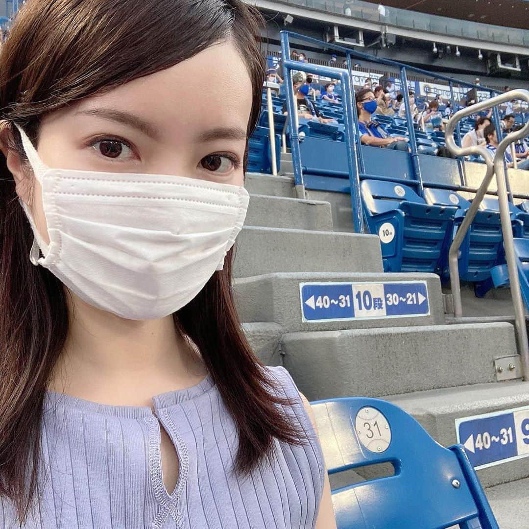 天明麻衣子のインスタグラム：「今年初の野球観戦！ 阪神vsDeNAが予想以上に白熱しました✨ 新型コロナ対策でだいぶ席数が限られてますが、個人的には今くらいのほうが混みすぎずちょうどいいかも。  雨が途中すごかったのでポンチョ買ってる間に、阪神が5点入れてた😂 #一番いいところを見逃した感#野球観戦 #ゲリラ豪雨 #阪神vsdena #たくさん点入ると楽しい#実は巨人ファンです」