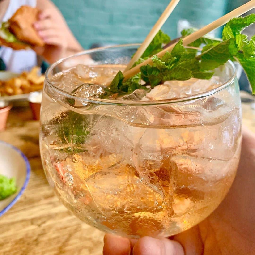 Eat With Steph & Coさんのインスタグラム写真 - (Eat With Steph & CoInstagram)「@thespreadeaglelondon is London’s first 100% vegan pub, and they have just revamped their menu! It was amazing, the herb tempura was perfectly crunchy and the hummus was some of the best I’ve ever had (including from the Middle East!). I definitely recommend you check them out! #toplondonrestaurants #topcitybites  #foodinlondon #alwayshungry #vegan #veganlondon #instafood #food #eeeeeats」8月12日 21時50分 - eatwithsteph_ldn