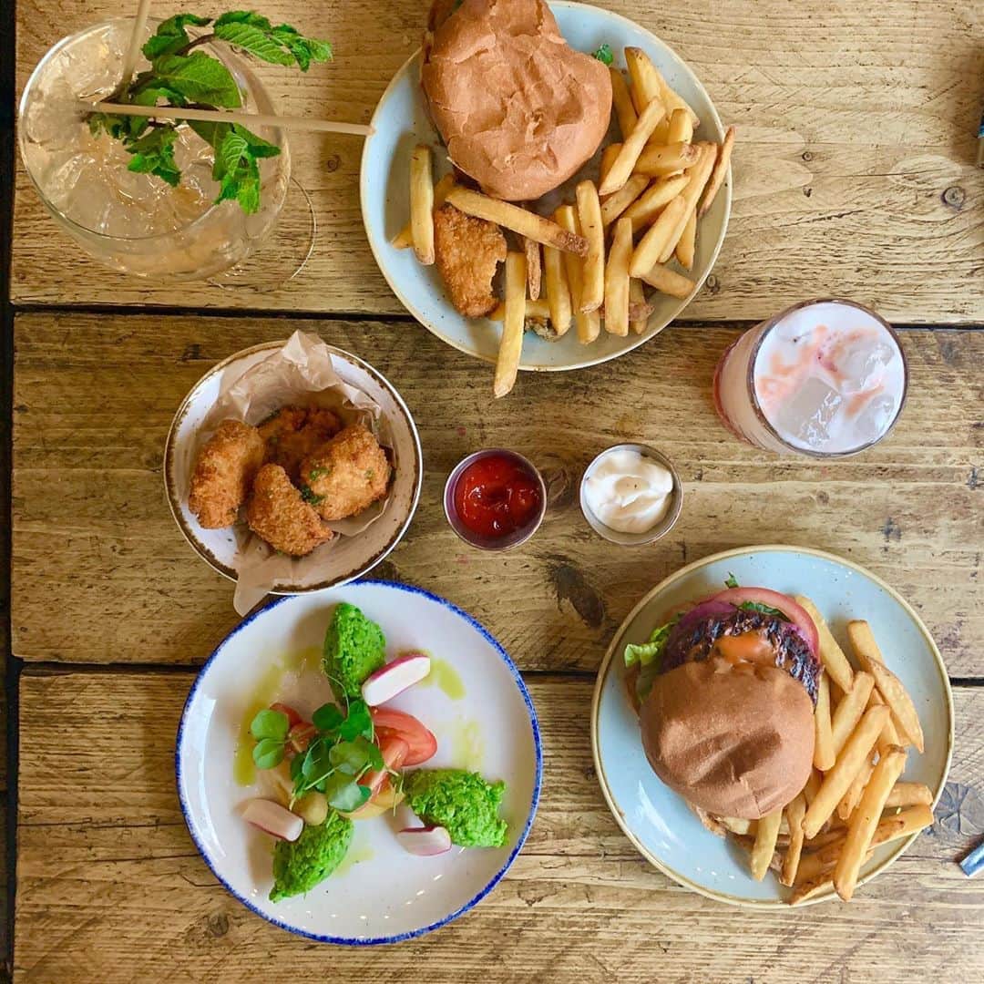 Eat With Steph & Coさんのインスタグラム写真 - (Eat With Steph & CoInstagram)「@thespreadeaglelondon is London’s first 100% vegan pub, and they have just revamped their menu! It was amazing, the herb tempura was perfectly crunchy and the hummus was some of the best I’ve ever had (including from the Middle East!). I definitely recommend you check them out! #toplondonrestaurants #topcitybites  #foodinlondon #alwayshungry #vegan #veganlondon #instafood #food #eeeeeats」8月12日 21時50分 - eatwithsteph_ldn