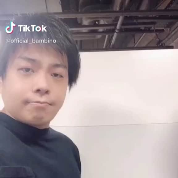 石山大輔のインスタグラム：「TikTokで『最速桃太郎』が再生100万回を突破致しましたので、記念にコンビ結成時の動画をUPしました！！  13年前、若っ！　細っ！！  これからどれだけ一緒にいるのだろうか？  何歳までコントを続けていけるだろうか？？  これからです、これから。  コロナに負けるかっ！！  #芸人 #バンビーノ #ticktock  #TikTok向いてたんかな #藤田の髪型は小学校からずっと一緒 #おでこスプレッド #アルパチーノの準備はできている #渋い大人になるのが目標」