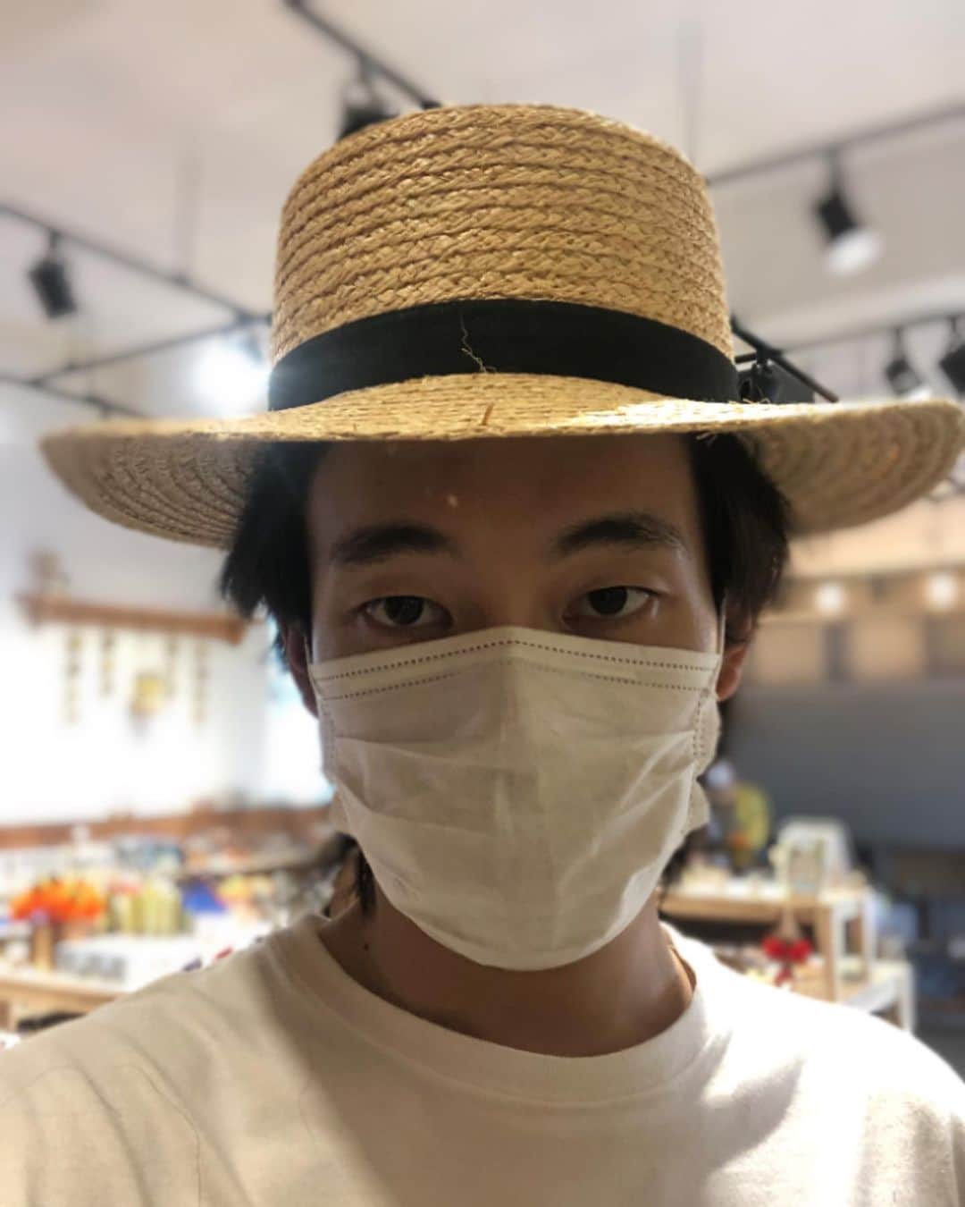 リュ・ギョンスのインスタグラム：「밀짚모자와 모험 떠나실 분 구합니다.」