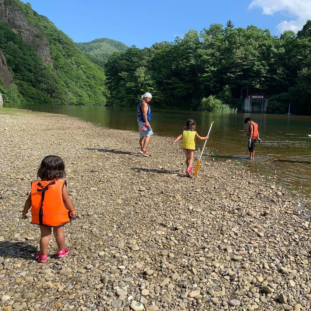 國母和宏さんのインスタグラム写真 - (國母和宏Instagram)「子供達の短い夏休みが始まったので、寒くなる前に水に入りに @bluemarble_rafting へ🏄　札幌中心部から30分でこの開放感と気持ち良さ🏊　 北海道まだ寒くならないでくれ🍃」8月12日 22時00分 - kazukokubo