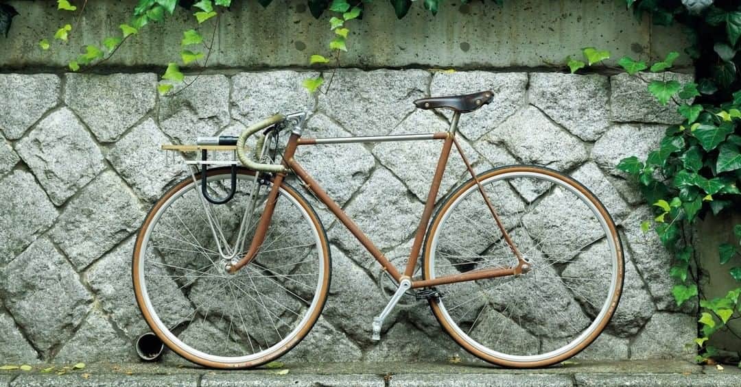 ブルータスさんのインスタグラム写真 - (ブルータスInstagram)「【いい自転車。★発売中】 建築家・谷尻誠さん(@tanijirimakoto )が乗るピストバイクのフレームは、造船や建築で用いられるコールテン鋼だ。これはあえて鋼の表面を錆びさせることで、鋼の内部まで錆を浸透させない特殊な材。またぐ時に錆が衣服に付かないよう、トップチューブだけはステンレスを未加工のままとした。接続部を使い、後輪のブレーキパッドはペダル裏に付けて目立たなく。 そもそも軽くシンプルなフレームでスピードを追求するのがピストバイクの定石だ。 #BRUTUS #いい自転車 #自転車 #ピストバイク」8月12日 22時00分 - brutusmag