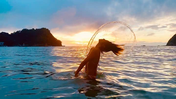 舘林佳史のインスタグラム：「夕陽をバックに髪バッサ〜ん👙🐳﻿ やっと出来ました🥰❣️﻿ ﻿ サマーガール✨美音里ちゃん✨伊豆撮影🏖❣️﻿ ﻿ スローモーション撮影﻿ ﻿ プロモーションも作っちゃいました😍💕﻿ ﻿ ﻿ ﻿ ﻿ ﻿ ﻿  誰でも物語の主人公になれるをキャッチコピーに﻿ ドラマや映画の物語のワンシーンの様なDramaticStoryPhotと言う名前で活動作品作りをしています。﻿ ﻿ 大好評のドラマティックフォトのご依頼はこのクオリティーで30000円〜(ほぼ諸経費)で受け賜わっています)^o^( ﻿ ﻿ 素敵な作品を一緒に作りたい！コラボレーションしたい 美容師・メイクアップアーティストさん ・服飾デザイナーさんクリエイターさんも随時募集中です✨﻿ ﻿ お姫様になりたい👸物語の主人公になってみませんか^ ^⁉︎.﻿ ﻿ ﻿ たった一枚の写真で人生が変わる‼️﻿ ﻿ ﻿ ✨作品作り体験モデルに興味がある方 ドラマティックフォト依頼 撮影依頼 体験モデル募集﻿ ﻿ ①お名前②地域③年齢④身長⑤LINE ID⑥応募理由やお問い合わせ内容⑦最近の髪型スタイルの分かる写真をDMまたはメール下さい✨﻿ ﻿ 📩contact@dramaticphoto.jp﻿ ﻿ モデル宣材撮影 コンポジ Book作り プロフィール撮影 ブライダルフォト記念撮影 衣装レンタル 成人式 着物ドレスロケーションフォト スチール サロンモデル撮影 写真集等撮影のご依頼何でもお気軽にお問い合わせDM下さい✨📩 .﻿ ༚┈❁┈༚༝༝༚┈❁┈༚༝༝༚┈❁┈༚༝༝༚┈❁┈ ༚༝༝༚┈❁┈﻿ ． 【掲載モデル個撮紹介】﻿ ﻿ 掲載モデルを撮ってみたいと思った事はありませんか^ ^⁉️﻿ .﻿ 掲載モデルさんをご紹介出来るようになりました❣️﻿ .﻿ ✅ポートレート撮影をやってみたいけどモデルモデルが見つからない。﻿ ✅モデルと一対一でポートレート撮影したい。﻿ ✅撮影会だと撮りたい構図の写真が撮れない。﻿ ✅モデル2人でツイン撮影したい。﻿ ✅友達のカメラマンと一緒にモデルを撮りたい。﻿ ✅モデルとメイクさんを呼んで作品作りをしたい。﻿ ✅スタジオで個撮したい。﻿ ✅海や山で撮影したい。﻿ ✅水着撮影したい。﻿ ✅仕事帰りに撮影したい。﻿ ✅夜景やネオンで撮りたい。﻿ ✅フォトコンにチャレンジしたい。﻿ ✅美容院スタイリストの作品作りコンテストモデル探しや撮影をしたい。カメラマンも探している。﻿ ✅プロのフォトグラファーを 目指している。﻿ ✅プロのカメラマンと同行してもらって勉強したい。﻿ ✅自分の都合の良い日や時間に合わせて撮影がしたい。﻿ .﻿ ༚┈❁┈༚༝༝༚┈❁┈༚༝༝༚┈❁┈༚༝༝༚┈❁┈ ༚༝༝༚┈❁┈﻿ ． 【掲載モデルの個人撮影依頼】﻿ .﻿ お問い合わせは以下の内容を記入しDM 📩﻿ 又はLINE下さい ID510661(舘林佳史)﻿ .﻿ お取り次ぎ致します❣️﻿ .﻿ 件名《個撮モデルお問い合わせ》﻿ ⚫︎氏名:﻿ ⚫︎年齢:﻿ ⚫︎連絡先:﻿ ⚫︎メールアドレス:﻿ ⚫︎カメラ歴: 年﻿ ⚫︎希望モデル名:﻿ ⚫︎希望日:﻿ ⚫︎希望時間:﻿ ⚫︎希望集合場所:  駅や施設名﻿ ⚫︎希望撮影地: 湘南  鎌倉 横浜 ○○公園 等﻿ ⚫︎移動手段: 徒歩  車﻿ ⚫︎希望衣装: ドレス・ロングスカート・ミニスカート・ワンピース・普段着・カジュアル・ショーパン・お任せ・着物・その他﻿ ⚫︎衣装(モデルさんに持って来て欲しい・自分で用意したい)﻿ .﻿ .﻿ ༚┈❁┈༚༝༝༚┈❁┈༚༝༝༚┈❁┈༚༝༝༚┈❁┈ ༚༝༝༚┈❁┈﻿ ． ◆撮影料金﻿ .﻿ 基本撮影時間:3時間(休憩時間移動込み)﻿ 15000円﻿ ⚫︎延長:1時間ごとに5000円﻿ ﻿ .﻿ ༚┈❁┈༚༝༝༚┈❁┈༚༝༝༚┈❁┈༚༝༝༚┈❁┈ ༚༝༝༚┈❁┈ . ．﻿ #サマーガール#水着撮影#写真集撮影#水着撮影#プロモーション#伊豆#キュート#伊豆観光#グラビア #グラビア撮影 #フリーモデル#ドラマティックストーリーフォト#インスタ映え#作品作り #撮影依頼#シューティング#撮影依頼募集中 #ファインダー越しの私の世界 #写真を撮るのが好きな人と繋がりたい  #ストロビスト#ポートレート#ポートレートモデル#モデル募集#被写体#カメラマン#フォトグラファー#photographer」