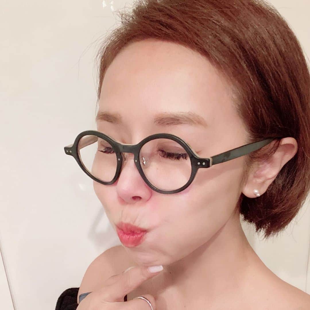 金子エミさんのインスタグラム写真 - (金子エミInstagram)「眉毛が薄い私は…#Fujiko #ティント  ペロペロペロ〜っとはかし、3日間ほどの 消えないナチュ眉になりました。  私は０１番　ショコラブラウンを使用しました。」8月12日 22時14分 - emikaneko1114