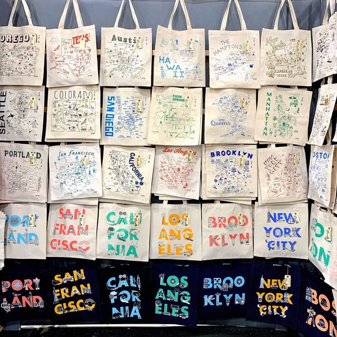 マップトートさんのインスタグラム写真 - (マップトートInstagram)「Our classic grocery tote! This is where it all started almost 15 years ago with a simple map of Brooklyn...now the line includes over 75 locales! . . #nynow #nynow2020 #altmkt #totebags #madeinusa #madeinbrooklyn」8月12日 22時17分 - maptote