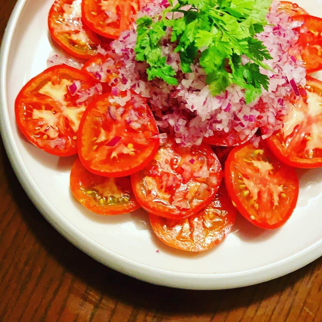 志摩有子さんのインスタグラム写真 - (志摩有子Instagram)「酸っぱいものその2。トマトサラダ。輪切りにしたトマトに軽く塩をしてから、みじん切りににして水にさらした紫玉ねぎをたっぷり。そこにすし酢。以上。余りがちなすし酢をしょうひできるし、甘酢を作る手間いらず。さっぱり。  #トマトサラダ #すし酢 #阿南維也」8月12日 22時20分 - ariko418