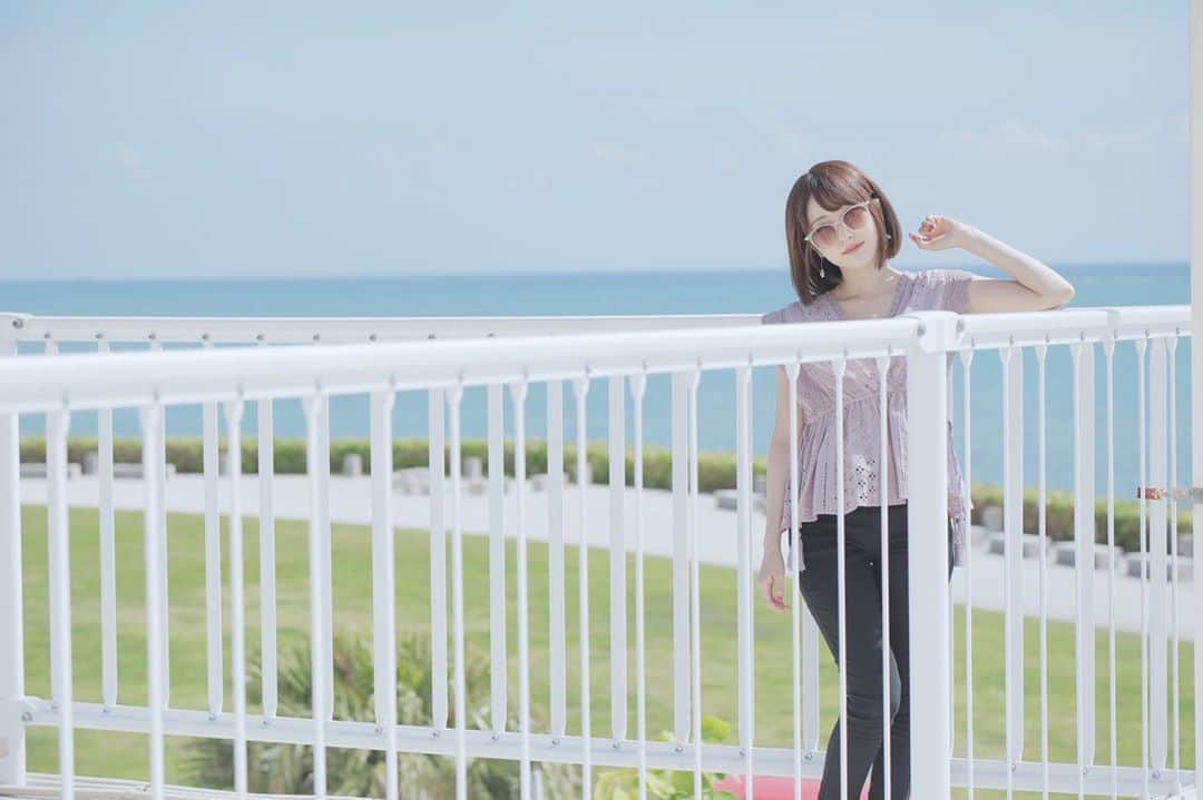 小桃音まいのインスタグラム：「🕶. . サングラスの似合う女になりたいです、、❤︎. . . 沖縄の瀬長島って言うところで. 撮ってもらったのですが. 昔ライブをしたことがある場所で. 懐かしくてえもえもな気持ちでした☺️. . . その時もすごく暑かったけど. すごく楽しかったなぁ、、❤︎. . . お誕生日まで12日🎂. .」