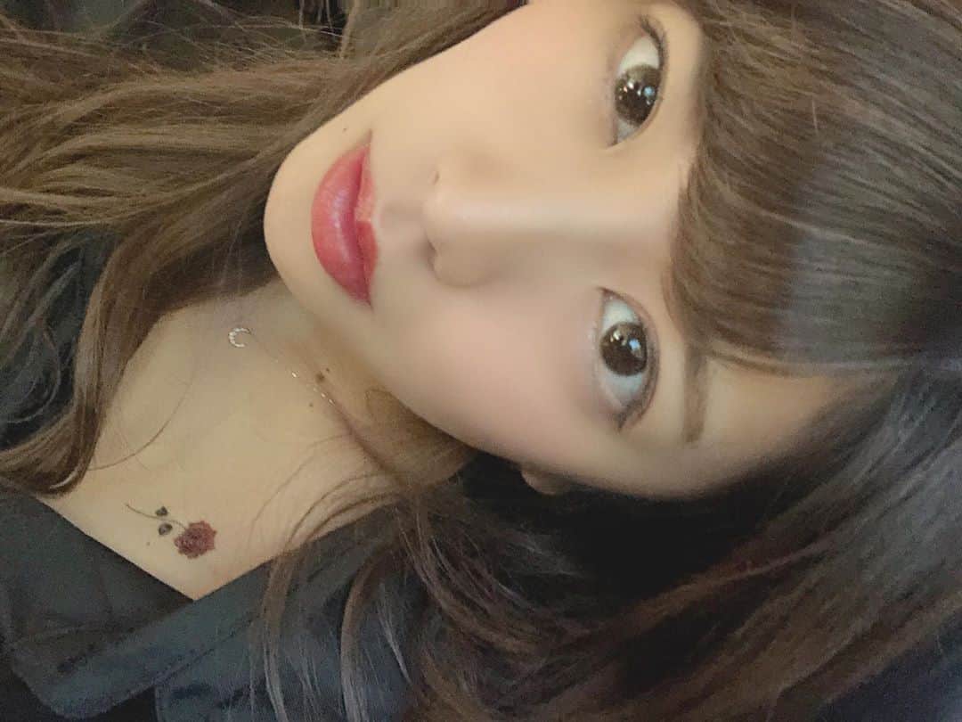 EON（梶野恵園）のインスタグラム：「﻿ ﻿ ﻿ 今更やし22歳なんだけど﻿ タトゥーシールです﻿ ﻿ ﻿ ずっとタトゥーに憧れはあるです﻿ ﻿ ﻿ 理想は背中に龍です🐉  #タトゥーシール」