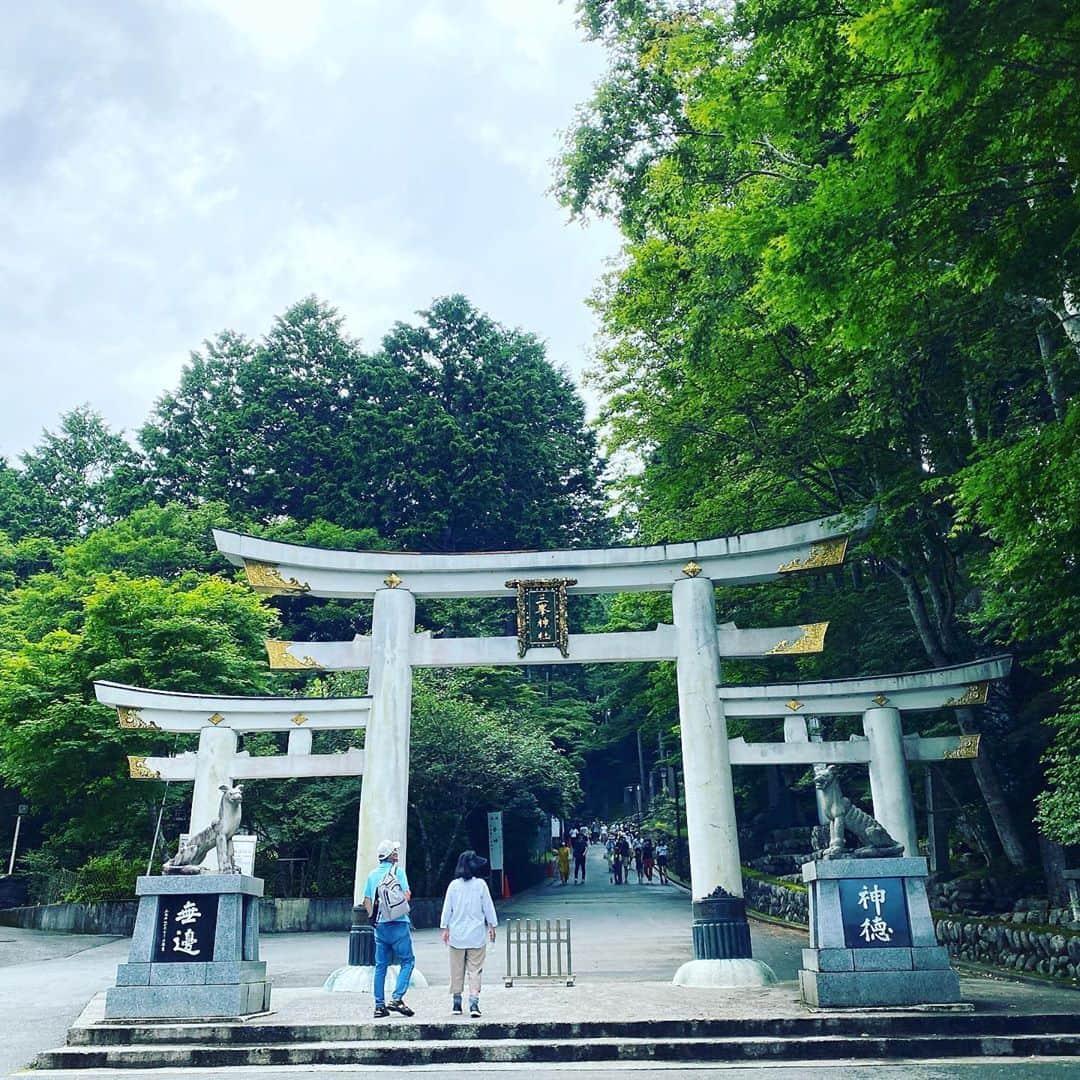 凰羽みらいのインスタグラム：「三峯神社⛩ . お母さんの行こう‼︎の一言で 家族みんなで行けました。 母の偉大さを感じた☺️💓 . 三峯神社は神秘的で 空気が美味しくて 凄くパワーを感じるところでした。 . 最近の私は、やりたいことが 少しずつ形になってきているので その作業をする時間がとても幸せです☀️ こんな状況だからこそ怖がらずに 自分で選択して前に進めたのかな。 とにかくチャレンジです👍 . #埼玉県#秩父#三峯神社#御朱印 #神社巡り#パワースポット」