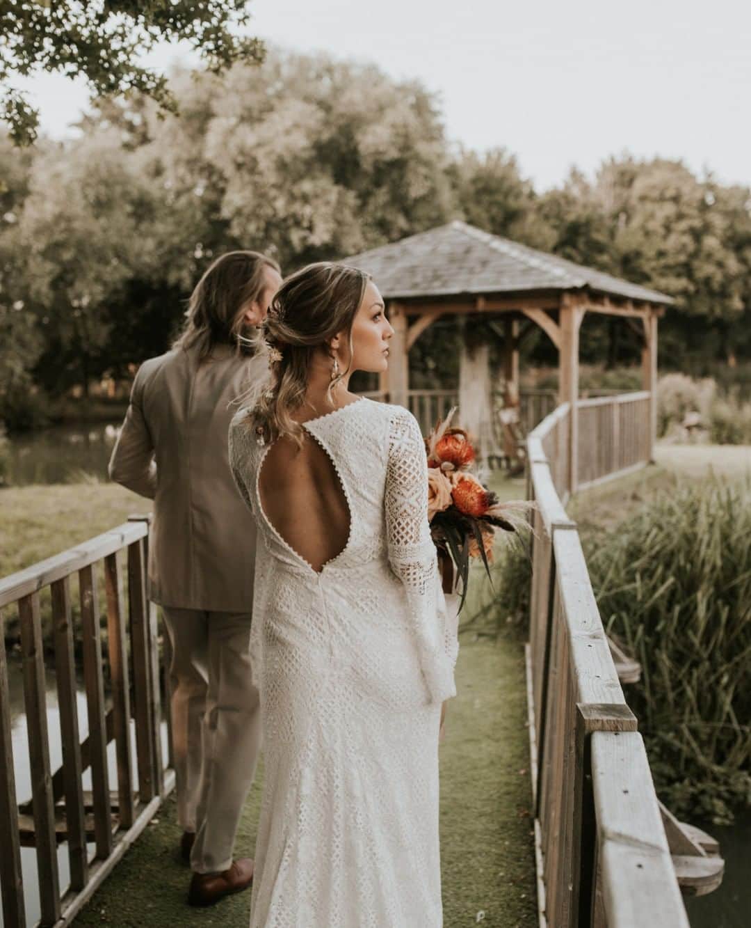 ミナのインスタグラム：「Photo shoots are back! We have been part of several photo shoots showcasing the amazing wedding industry talents since it's been allowed and there's more to come. It is so nice to see the industry starting to wake up and take little steps towards normality even though weddings still can't go forward as usual. This stunning photo shoot features eco-friendly suppliers! 💚 There are bamboo plates and cups, second hand vases and furniture, hand dyed cheese cloths etc. Our bohemian Wylie dress was the perfect choice for bride don't you think? ⁠ ⁠ ⁠ Photo- @natalyjphotography ⁠ Venue- @furthomanorfarm ⁠ Planner, Florist& Stylist- @saras.events.flowers ⁠ On the day coordinator- @misscarlysleandco_events ⁠ Stationery - @designbyemilyuk ⁠ Cake - @kellys_cake_kitchen ⁠ Prop hire& styling - @nikkitapdesigns_hire ⁠ Dress and macrame- @indiebride.london ⁠ Suit- @suitstosuituk ⁠ Models - @carrdearcouple ⁠ Virtual Makeup- @michellenashmakeup ⁠ Hairdresser- @bespokebridal_hairbynicola ⁠ Dried hair accessories- @fawn_and_folk ⁠ Jewellery- @rachelsokhalbridal ⁠ Graze- @graze.life ⁠ ⁠ ⁠」