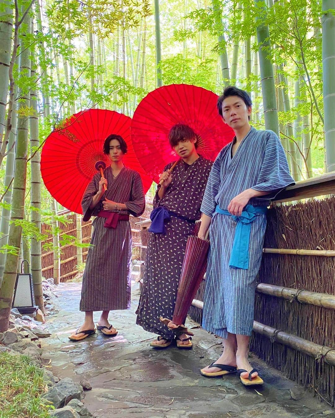 小山雄也さんのインスタグラム写真 - (小山雄也Instagram)「#美容師の休日 先日熊本で凄く有名な#竹ふえ　に行ってきました。 【GO TOトラベル対象だから今ならお得】 芸能人もお忍びで沢山来てるみたいでずっと気になってた旅館！ 一言で表すと 今まで色々と温泉旅館に宿泊していますが、ここは別格のトップクラス 💁‍♂️ ・冷蔵庫のドリンク沢山、無料、部屋の外のアイスクリーム、サイダーなど無料、ビール飲み放題・・・・  ・贅沢な家族風呂！30人近くは入れる露天風呂に3人だけでした。  ・客室担当の方は最高に良かったです。一生懸命のおもてなしが心に感じる  客室、客室露店風呂、貸切露店風呂、食事も全てにおいて大満足でした😃 価格以上の満足度が得られる事、間違いないです。  今度は竹ふえの料理集を載せたいと思います🙋‍♂️🙋‍♂️ ps.8枚目は並べたけどお酒飲めないから牛乳しか飲めなかった😂 10枚目は溢れ出る売れないホスト達のプロフィール写真みたいになってしまった😂 それでは明日も美髪に！ 皆さんコメントありがとうございます😊 インスタではコメント欄を1番チェックしてます🙋‍♂️ #結婚できない男達の大人の修学旅行」8月12日 22時43分 - yuya.koyama