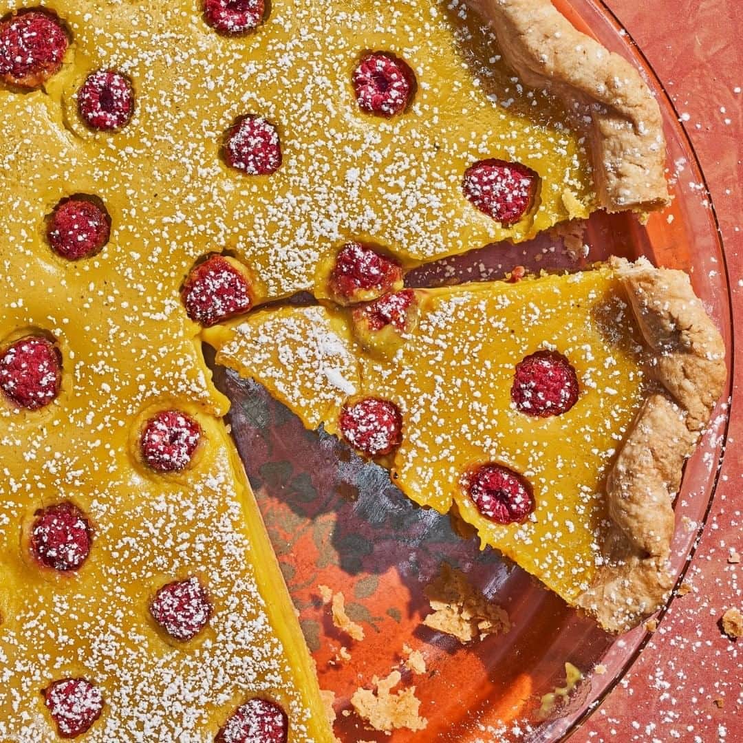 Food & Wineさんのインスタグラム写真 - (Food & WineInstagram)「This bright, custardy pie is what baking dreams are made of! Tart raspberries add a sweet burst of flavor, a pinch of black pepper adds a mild savory note, and turmeric tints the filling with its vibrant golden hue. Tap the link in our bio to make Maura Kilpatrick's (@moe_pastries) pie at home. 📷: @johnny_autry」8月12日 22時45分 - foodandwine