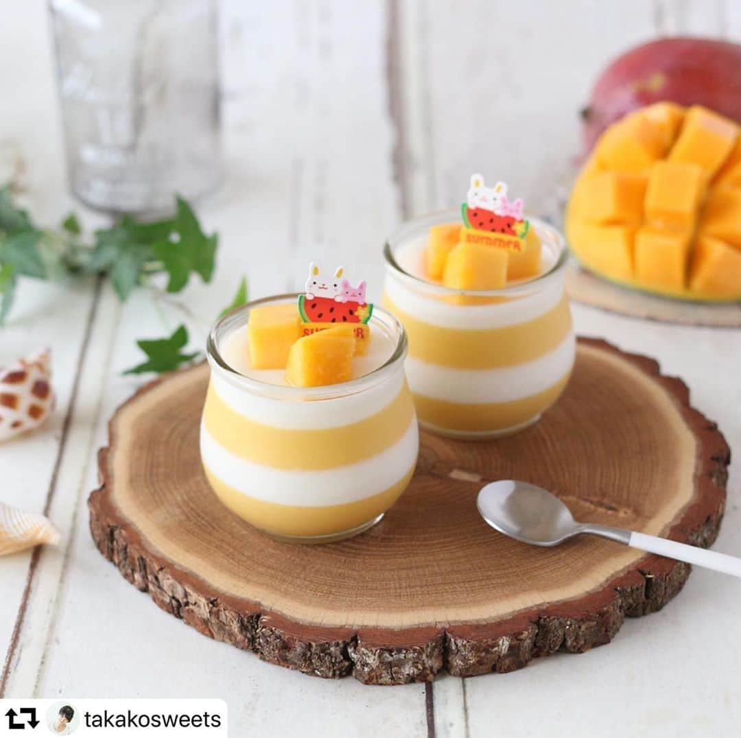 クスパさんのインスタグラム写真 - (クスパInstagram)「#repost @takakosweets ・・・ オンラインレッスン、マンゴープリン。 . 回を重ねると、私も色々やりたくなり、 . この日はしましま(ボーダー)仕上げにしてみました。 . . 外は猛暑ですが、自宅で受けられるオンラインレッスンは熱中症のリスクも少なく、 . 移動もないし蜜になる事もないので、コロナ感染のリスクも抑えられますし、 . 私が傍でサポートする事も出来ない分、自分で何とかするから、皆さんミルミル上達してくれるんですよ。 . いつも参加してくれる方に、はじめましての方、オンライン参加が初めての方、そして北海道からも。 . 一緒に作る人の方が多いですが、 顔出しなしの見学参加を満喫している方もいらっしゃいます。 . 今回も、レッスンが終わってから、 「参加すればよかった」のお声を頂きましたが、 . もー!それ遅いですー!! . 9月のオンラインでは一緒に作りましょう。 . . グルテンフリーオンラインレッスン @takakosweets のURLをクリックして詳細をご覧ください。 . . プライベート @takakosuzuki.sweets . . #マンゴープリン #ココナッツソース #グルテンフリー #ボーダー #しましまプリン #オンラインレッスン #小麦アレルギー #米粉 #グルテンフリー生活 #グルテンフリーお菓子教室 #製菓衛生士 #習い事 #米粉お菓子教室 #クスパ #オンラインお菓子教室 #お菓子作り #マンゴー  #sweets @cookingschoolpark」8月12日 22時46分 - cookingschoolpark