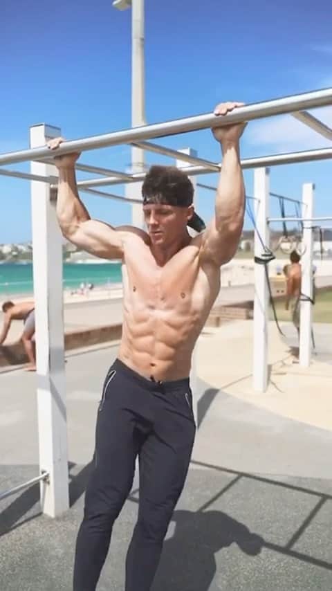 スティーブ・クックのインスタグラム：「Abs abs abs! Time to hit those abs! This workout is a little bit more advanced. Give it a go, you’ll need a bar and a beach.  🔵Around the worlds 12 reps ⚫️Hold leg raises 10 reps  🔵Decline bench hip ups 15 reps  ⚫️hanging crunch 15 reps. Rest 2 minutes and do it again. (No rest between exercises)  #ab #abworkout #trainingmotivation #coreworkout #abexer」