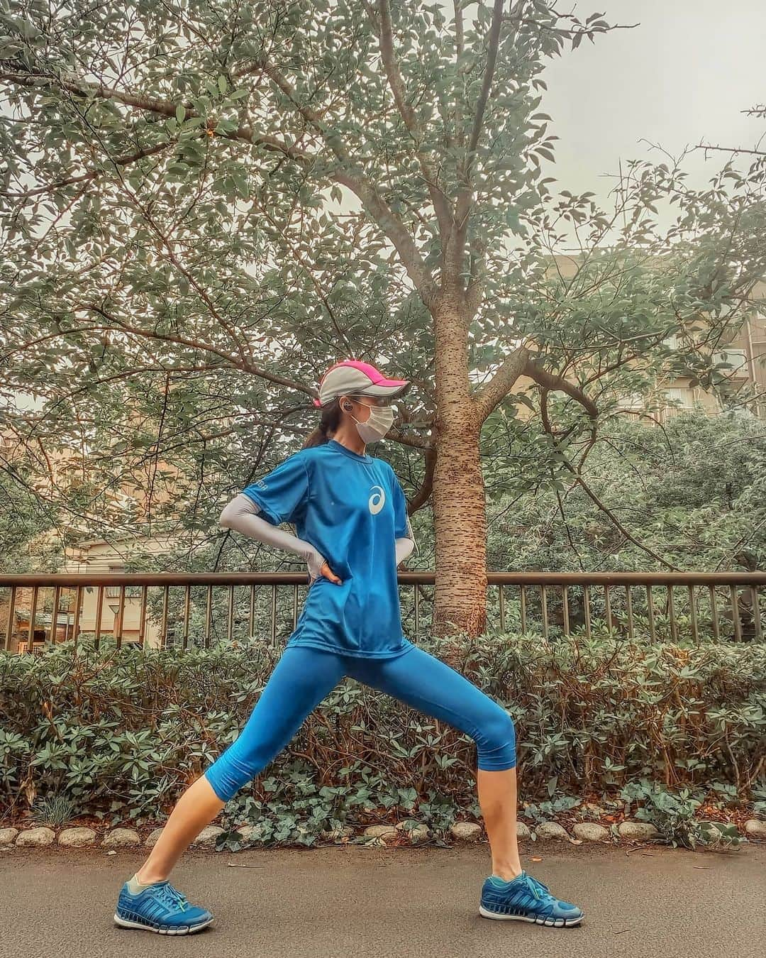 吉松育美さんのインスタグラム写真 - (吉松育美Instagram)「. Too humid to run🏃‍♀️💦💦💦 Especially with a MASK😷 but it's a considerate toward others👍 . ランナー🏃‍♀️💦には厳しいマスク＋RUNですが高山トレーニングだと言い聞かせて何とかポジティブに走ってます💧😂 . ストーリーでランニングする時にお水を手に持って走るか🤔？アンケートしたら30%以上の方が持つと😳すごい✨邪魔じゃないのかなー🤔慣れるのかな？💖 . 途中自販機で買うという意見も多かったな✨👍😮ただ走るペースが崩れるなぁ〜💧とかなかなかワガママな自分😅笑 . 元々短距離陸上部で走ることにはこうしなきゃ！とこだわりが強いのかもしれない🤔皆さんも走るこだわりありますか？🥰 . 私は呼吸とリズムにこだわって走ってます🏃‍♂️🏃‍♀️🏃  . . . . . . #ランニング  #ランニング女子 #ランニング好きな人と繋がりたい #アシックス #ブルーカラー #走る人と繋がりたい #running #runstagram #blue #adidas #asics #sports #excersise #humid #japan #tokyorun」8月12日 22時50分 - ikumiyoshimatsu