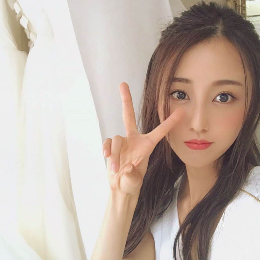 のインスタグラム：「今日のスタンバイでは  「着るクーラー」について 特集しました🎤  #レオンポケット  #ネッククーラーneo   熱中症対策に是非参考にしてみてください☺️  放送後は父の誕生日をお祝いしました☺️  一人娘なのですが、﻿ 大人になってから﻿ ﻿ 「今日パパの仕事終わりに二人でご飯食べない？」﻿  と親子デートに何度誘っても ﻿ 今日はママとご飯食べるから無理、﻿ ﻿ と基本振られてました、、、が！  誕生日くらいはデートOKして貰えた！﻿ と思ったらやはりママの事も連れてきたので﻿ 家族３人でお祝いしました❤️笑﻿ もちろん一番良い形なんだけど笑  父は昔から仕事の鬼で ﻿ 【仕事命】﻿と同時に【ママ命】 ﻿ 私はぜっっったいママの次😂﻿  そしてどんなに忙しくても﻿ 子供の行事にも参加してくれていた﻿ ﻿ （いつも同級生に、竹内のお父さん怖いねーって言われるのが嫌で、来ないで！って言っていた思春期もあったね）﻿ ﻿ 今思うとスーパーサイヤ人ならぬ﻿ スーパーサイヤパパ👨﻿ ﻿ 子供の頃からそれが当たり前だったけど﻿ 大人になればなるほど﻿ 希少な存在だと思い知らされ笑﻿ ﻿ 私の理想の男性像＝パパ👨＝希少な存在！？💦笑笑﻿ ﻿ いくつになっても﻿ 母がいない所で﻿ ﻿ パパはママ一筋！﻿ ﻿ って言い続けられるところ、﻿ ﻿ 父親として、そして男性として  カッコ良くて尊敬出来る人！﻿ そんな人の娘で﻿ 本当に良かったなーと﻿ 歳を重ねるほどに思います。﻿ ﻿ 随分と丸くなったけど﻿ たまに未だにめちゃくちゃ怖いです。﻿ もう少し丸くなる時が来るかな？笑笑  #ハッピーバースデー #お誕生日おめでとう #お父さん #お父さん誕生日 #dadsbirthday #happybirthday #いつもありがとう #スーパーサイヤパパ」