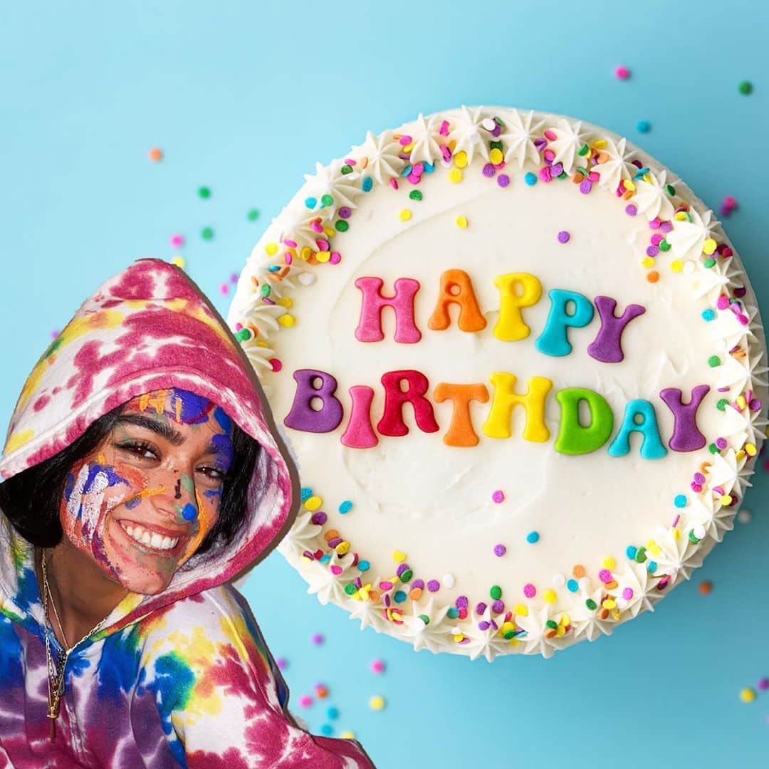 MTVさんのインスタグラム写真 - (MTVInstagram)「HAPPY BIRTHDAY @dixiedamelio!! I photoshopped you next to cakes!! Because you’re so sweet!! 💞🎂」8月12日 23時03分 - mtv
