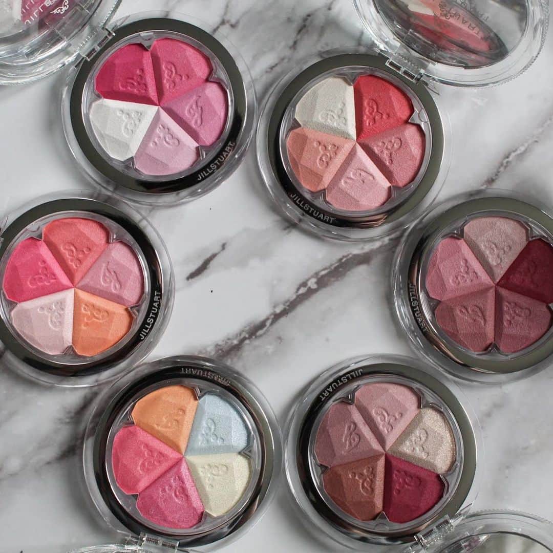 Jill Stuart Cosmetics Japanさんのインスタグラム写真 - (Jill Stuart Cosmetics JapanInstagram)「The new five-toned blush compacts are meant to blended together to create a softly glowing shade as blush. There are six different shades, and they range from having a lighter highlighter feel to deeper blush shades. The packaging on these blushes is especially extra in a beautiful way. Each one comes with its own Swarovski crystal that you can attach to the compact. I didn’t attach mine because it made it more finicky to store, but it’s a pretty little detail! . The formula includes rosemary extract, olive oil squalene, and lavender oil that is supposed to help the product melt into the skin. These definitely have a very soft texture that give more a soft look, although all of the shades can become quite pigmented depending on how much of the deeper shades you pick up with your brush. I like to use a natural hair brush that isn’t quite as dense for these since I find it helps blend all the shades together. I like the soft focus finish that these blushes have on my skin, and they really seem to blend into my skin really nicely. I find that these like about 8 hours before I notice fading, and the deeper shades last longer on my skin. These have a light floral scent that I don’t notice too much, but I have a particularly bad sense of smell, so if you’re sensitive to scents, I would try to test them in person. All of the shades except for Brilliant Bloom are permanent. . . The shades include: . 01 Blooming Tulip – warm rose 02 Baby Lilac – cool fuchsia pink 03 Mellow Daisy – warm pink with slight peach tones 04 Lacy Rose – mauve rose 05 Spicy Dahlia – brownish mauve 06 Brilliant Bloom (limited edition) – light shimmery pink Swatches of each shade – each shade in the compact separate, then mixed together . .  #jualjillstuart#jualjillstuartmakeup#jualkuasmakeup#tokobatam#batamtoko#muabatam#batamolshop#olshopbatam#batam#tokokosmetik#jualbrush#jualsigma#jualan#jualanku#jualsephora#jualchanel#jualladuree#jualkosmetikbatam#jualeyeliner#jualmascara#juallipstick#jualmurah#jualankaka#makeupartistbatam#jualmakeup#jualkosmetikori#jualetude#jualladureekosmetik#jualkosmetikjepang#jillstuart」8月12日 23時03分 - jillstuart.beauty