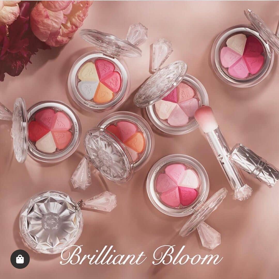 Jill Stuart Cosmetics Japanのインスタグラム：「The new five-toned blush compacts are meant to blended together to create a softly glowing shade as blush. There are six different shades, and they range from having a lighter highlighter feel to deeper blush shades. The packaging on these blushes is especially extra in a beautiful way. Each one comes with its own Swarovski crystal that you can attach to the compact. I didn’t attach mine because it made it more finicky to store, but it’s a pretty little detail! . The formula includes rosemary extract, olive oil squalene, and lavender oil that is supposed to help the product melt into the skin. These definitely have a very soft texture that give more a soft look, although all of the shades can become quite pigmented depending on how much of the deeper shades you pick up with your brush. I like to use a natural hair brush that isn’t quite as dense for these since I find it helps blend all the shades together. I like the soft focus finish that these blushes have on my skin, and they really seem to blend into my skin really nicely. I find that these like about 8 hours before I notice fading, and the deeper shades last longer on my skin. These have a light floral scent that I don’t notice too much, but I have a particularly bad sense of smell, so if you’re sensitive to scents, I would try to test them in person. All of the shades except for Brilliant Bloom are permanent. . . The shades include: . 01 Blooming Tulip – warm rose 02 Baby Lilac – cool fuchsia pink 03 Mellow Daisy – warm pink with slight peach tones 04 Lacy Rose – mauve rose 05 Spicy Dahlia – brownish mauve 06 Brilliant Bloom (limited edition) – light shimmery pink Swatches of each shade – each shade in the compact separate, then mixed together . .  #jualjillstuart#jualjillstuartmakeup#jualkuasmakeup#tokobatam#batamtoko#muabatam#batamolshop#olshopbatam#batam#tokokosmetik#jualbrush#jualsigma#jualan#jualanku#jualsephora#jualchanel#jualladuree#jualkosmetikbatam#jualeyeliner#jualmascara#juallipstick#jualmurah#jualankaka#makeupartistbatam#jualmakeup#jualkosmetikori#jualetude#jualladureekosmetik#jualkosmetikjepang#jillstuart」