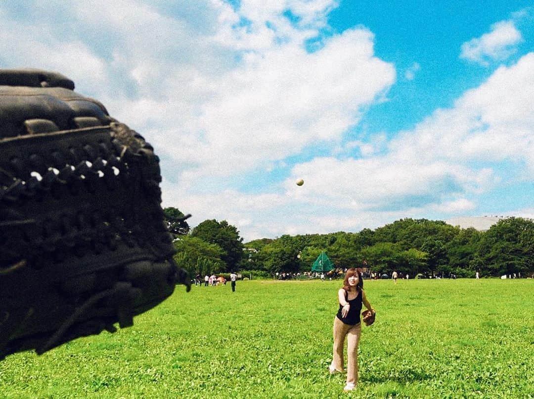 みきでりさんのインスタグラム写真 - (みきでりInstagram)「(っ'-')╮=͟͟͞͞⚾️💕 運動音痴の私と運動神経抜群の彼…🙂🙃🙂🙃 なかなか一緒にスポーツすることないけど キャッチボールは良くやる✌️✌️ 下手くそだけど、これでも少し成長したんだよ…笑 バッティングセンターもこないだ 人生で初めてやったけど気持ち良いね‼️ 全然当ててないけどさw スッキリしたしちゃんと筋肉痛になったw ㅤ ㅤ この日のゆるゆるゆるゆるvlog YouTubeにあるからよかったらみてねん ㅤ ㅤ あ、珍しく顔無加工です👋🤡 ㅤ ㅤ ㅤ ㅤ ㅤ ㅤ #キャッチボール#相模原公園#公園#vlog#公園散歩#公園遊び#相模原#公園デート#カップル#カップルフォト#デート#アウトドア#自然#青空#ピクニック#マクドナルド#YouTube#無加工」8月12日 23時03分 - mikidelicious