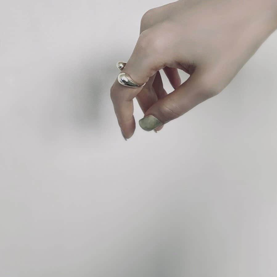 Unique & Basic 「UBASIC」のインスタグラム：「Recommend item﻿ ﻿ ☑︎ thin chubby ring  ころんとした優しい丸みが目を引くring.﻿ レイヤードにもお薦めです.﻿ ﻿ ﻿ ljs_official﻿ https://www.ljs-official.com﻿ ﻿ ﻿ #ljs﻿ #lejourspecial﻿ #ljsofficial﻿ #気変え﻿ #エルジェーエス #acc #accessory #gold #goldaccessory #ring﻿」