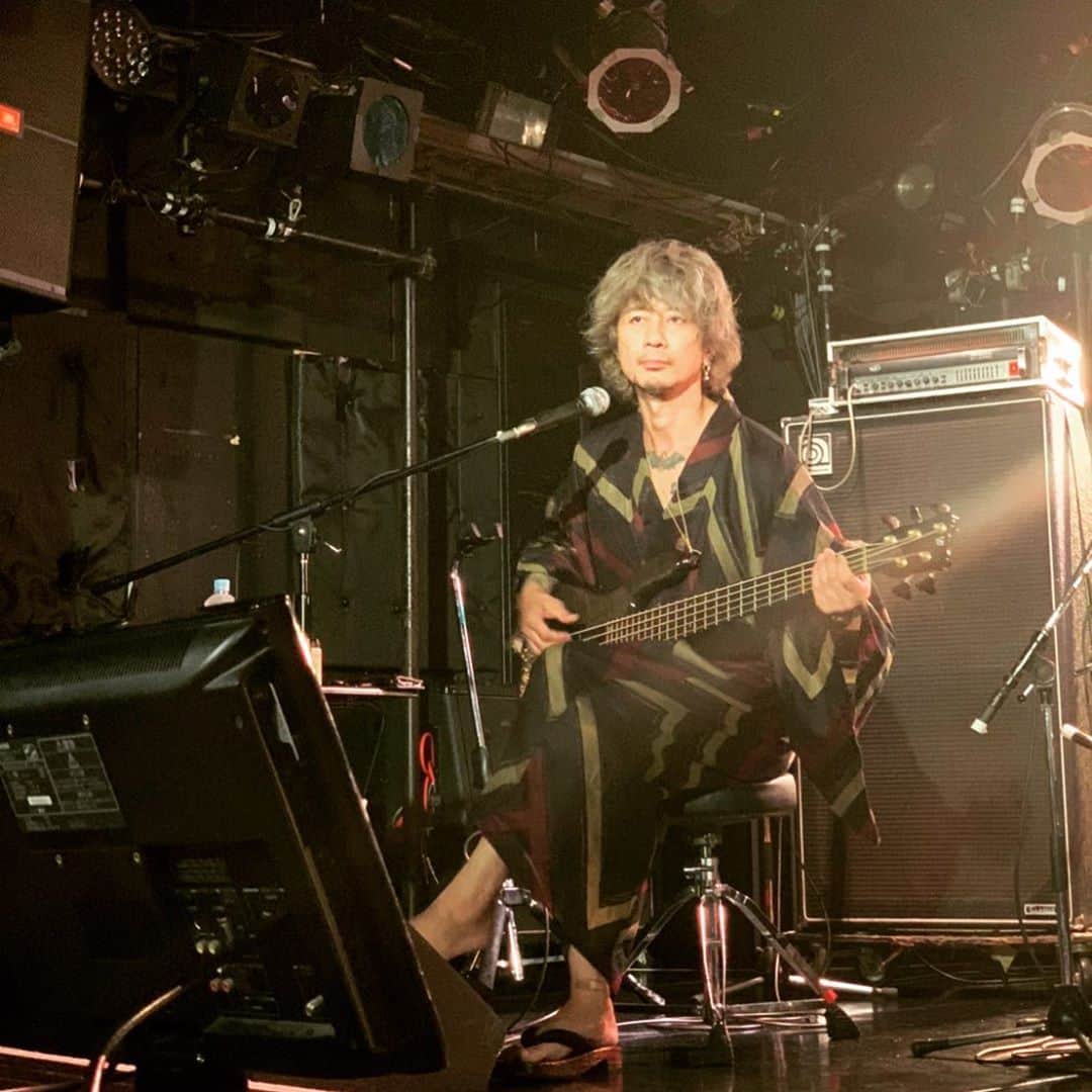 Ju-kenのインスタグラム：「アコースティックライブ配信、見てくれたみんな、ありがと♫ 今年、最初で最後の浴衣、、、  来年は新調して、着まくりたいもんです🎇  #ライブ配信　#アコースティックライブ　#浴衣　#戦国時代　#早よ帰って酒飲んで寝たい」