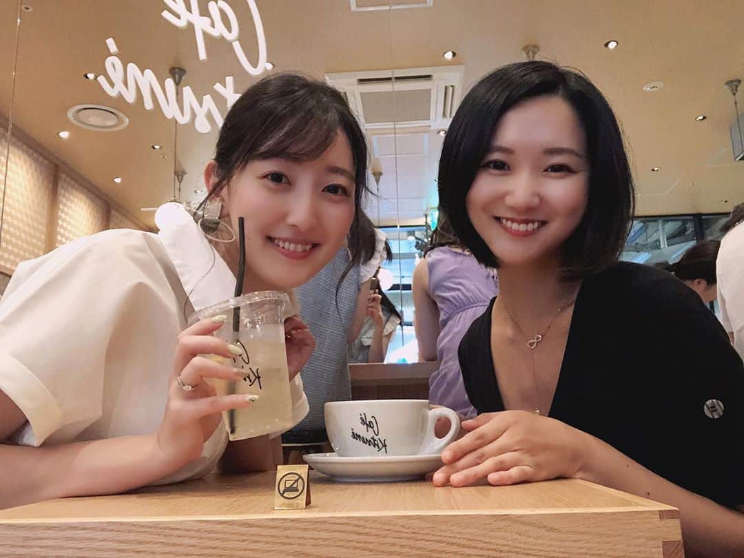 のインスタグラム：「出会って4年強、 たくさん遊んでくれて 仕事の話からプライベートな話までいつも優しく相談に乗ってくれて、会えば話が尽きない 可愛くて見た目よりだいぶしっかりして芯がある(失礼w) 大好きなお姉さま えりさんが シンガポールに行ってしまう…😭😭❤️❤️ 人生の大きな変化に立ち会えて？光栄です😆 コロナ明けたら遊びに行きますね🙋🏻‍♀️💓 @eri_ak_89」